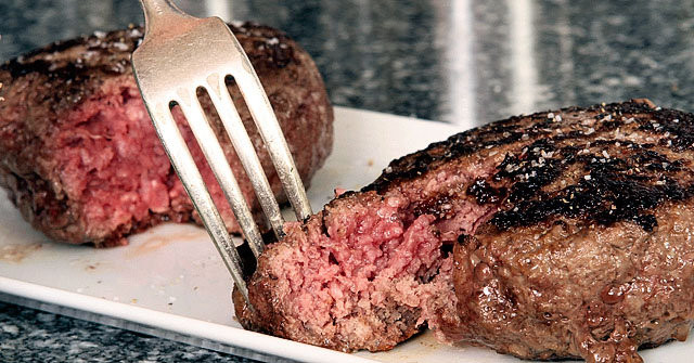 Điều này hoàn toàn đúng với thịt bò xay. Một miếng burger có chất lượng thấp có thể làm từ thịt của 283 con bò khác nhau nên khó có thể biết được loại nào trong hỗn hợp thịt đó là an toàn. Vì vậy, nếu ăn burger ở những cửa hàng bán giá rẻ, bạn cần chắc chắn phía bên trong miếng thịt đó được nướng ở nhiệt độ tối thiểu 72 độ C.