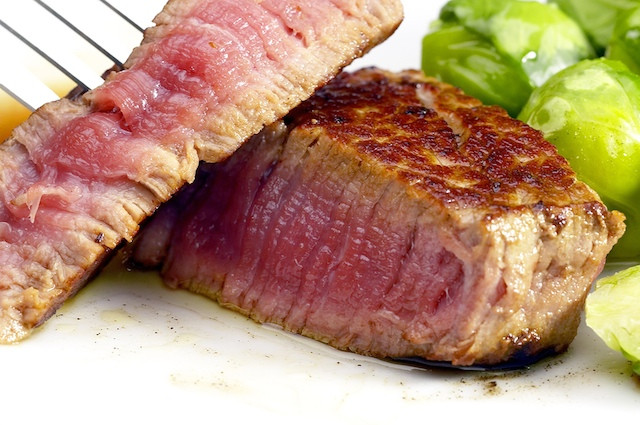 Hẳn sẽ có nhiều người hoài nghi cho rằng những vi khuẩn có hại khác vẫn có khả năng xâm nhập toàn bộ miếng thịt bò. Bí mật để các đầu bếp lựa chọn thịt để có thể phục vụ thực khách thích ăn thịt tái sống là nguồn gốc gia súc. Ông cho rằng không nên ăn những loại thịt của gia súc chăn nuôi ở trang trại vì kể cả khi được nấu chín, những loại thịt này vẫn có nguy cơ ngộ độc rất cao.