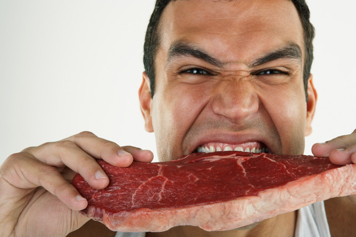 Thiếu protein: Thịt là nguồn cung cấp protein rất lớn và cơ thể cần protein để tạo cơ và tế bào. Ngoài ra protein còn đóng vai trò quan trọng trong việc xây dựng các tế bào miễn dịch để đảm bảo sức khỏe, nhất là sau khi luyện tập. Vì vậy, nếu chỉ luyện tập và detox bằng nước ép mà để cơ thể thiếu protein thì khả năng bạn bị chấn thương là rất lớn.