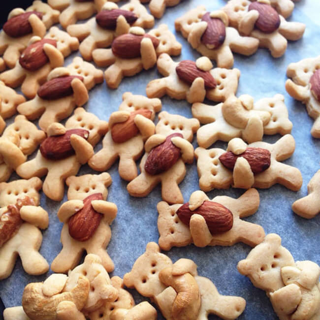 Bánh cookies gấu ôm không thể dễ thương hơn.