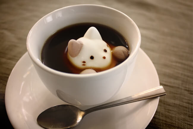 Kẹo dẻo marshmalow trong tách cà phê dẻo, xốp và mềm như bông gòn được làm chủ yếu làm từ đường, bột bắp, gelatin và các phụ gia khác.