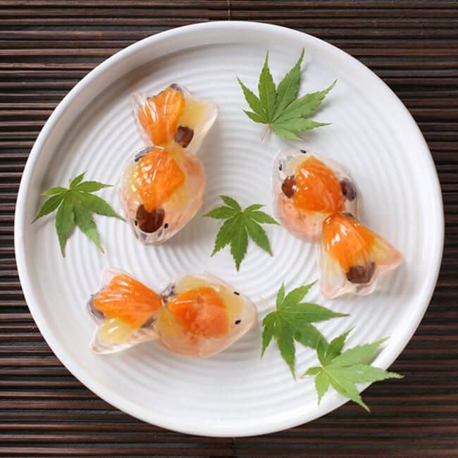 Thạch dẻo cá vàng chỉ làm từ bột rau câu nhưng vô cùng sống động.