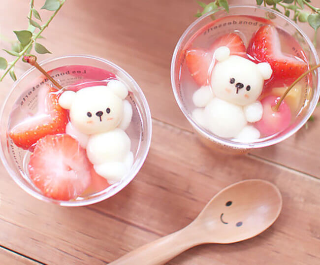 Nước uống gấu tắm trông như một chiếc bể xinh xắn với những chú gấu trắng nằm nghỉ ngơi thư giãn.