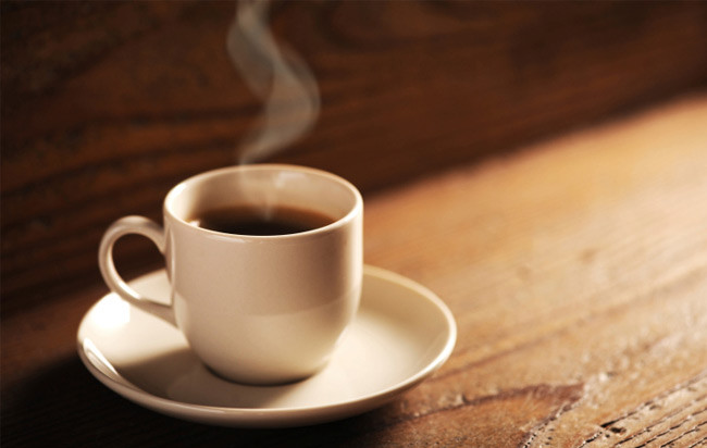 Uống quá nhiều đồ uống chứa caffein cũng có thể dẫn đến khô miệng. Caffein là một chất lợi tiểu, nghĩa là bạn sẽ đi tiểu nhiều hơn. Ngoài ra, chất tannin có trong cà phê và một số loại trà cũng có thể khiến bạn bị khô miệng.