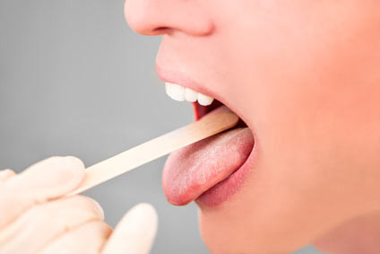 Khô miệng còn do tác động của của dư thừa axit hay còn gọi là chứng ợ nóng. Khi axit trào ngược lên thực quản rồi đến cổ họng gây ngứa và viêm, cổ họng và miệng sẽ bị khô.