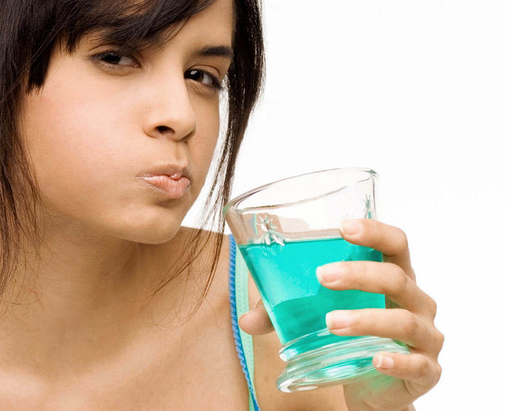 Nước súc miệng có chứa cồn là con dao hai lưỡi vì vừa diệt các vi khuẩn có hại trong miệng vừa gây khô miệng. Nước bọt chính là chất làm sạch tự nhiên cho miệng, ngăn ngừa sâu răng và viêm lợi, nếu khô miệng sẽ ảnh hưởng đến hiệu quả bảo vệ của nước bọt. Do vậy chỉ nên chọn nước súc miệng không có cồn.