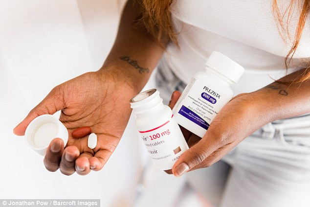 Nhưng nhờ những tiến bộ trong điều trị HIV nên Paida chỉ phải uống 3 viên thuốc mỗi ngày. Phương pháp điều trị hiện nay của Paida hiệu quả tới nỗi lượng virus trong cơ thể của Paida gần như “mất tích” và cô có thể sống một cuộc sống bình thường, mạnh khỏe.
