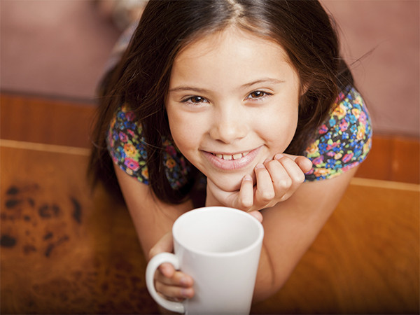 Về ảnh hưởng lâu dài, trẻ càng sớm ăn uống đồ có caffein thì càng dễ hút thuốc và uống rượu sớm.