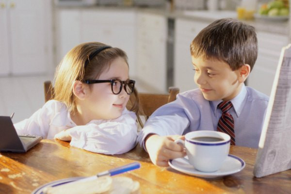 Soda, cà phê, trà hay các đồ uống cao năng lượng đều chứa nhiều caffein – một hợp chất kích thích hệ thần kinh trung ương. Ở liều lượng thấp, caffein giúp mọi lứa tuổi cảm thấy tỉnh táo và tràn đầy năng lượng. Nhưng quá nhiều caffein lại làm hỏng sự trao đổi can xi, tăng nhịp tim, gây lo lắng, tăng huyết áp và rối loạn giấc ngủ.