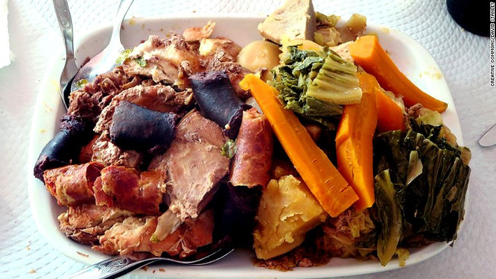 Ẩm thực Bồ Đào Nha có đặc điểm riêng theo vùng miền, miền Bắc ăn nhiều thịt và miền Nam ăn kiểu Địa Trung Hải. Tuy nhiên đặc điểm chung của cả hai miền là đều ăn món cozido. Đây là món hầm truyền thống với nguyên liệu chủ yếu là các loại thịt. Các nguyên liệu sẽ được hầm chung thật kỹ trước khi được dọn ra ăn cùng với một số loại rau củ như cà rốt, đậu và bắp cải luộc.