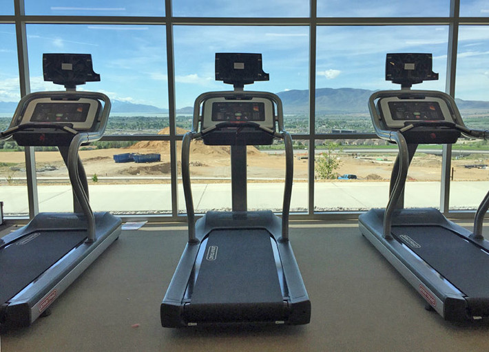 Tập quá nhiều cardio: Các bài tập cardio hay còn gọi là tập tim mạch rất tốt cho tim nhưng tập nhiều quá là một trong những sai lầm khi tập gym thường gặp nhất. Nếu bạn chạy liên tục trên máy hàng giờ liền, cơ thể sẽ tự động lấy năng lượng từ cơ. Lâu dần, điều này có thể làm quá trình tiêu hóa bị chậm lại khiến việc đốt mỡ trở nên khó khăn hơn. Tuy vậy không nên bỏ qua cardio mà nên kết hợp cardio với các bài tập khác.