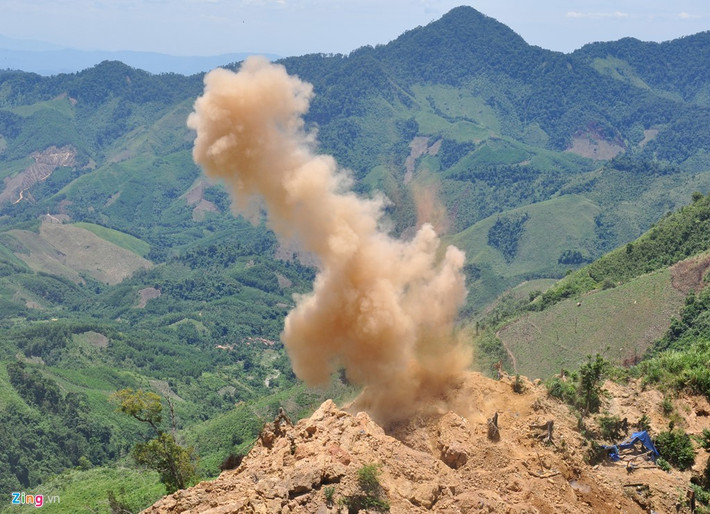 Trong vòng 10 ngày của tháng 7/2015, lực lượng công binh đã phá hủy hơn 36 hầm khai thác vàng ở huyện Tây Trà. Ông Hồ Văn Dé - Công an xã Trà Quân cho hay, sau vài tháng tạm lắng, nhiều nhóm người ở Quảng Nam và một số tỉnh phía Bắc quay trở lại đỉnh đồi Cà Nhút đào đãi vàng. "Do quả đồi từng bị đánh thuốc nổ, địa chất yếu nên các hầm rất dễ sập", vị công an lo ngại.