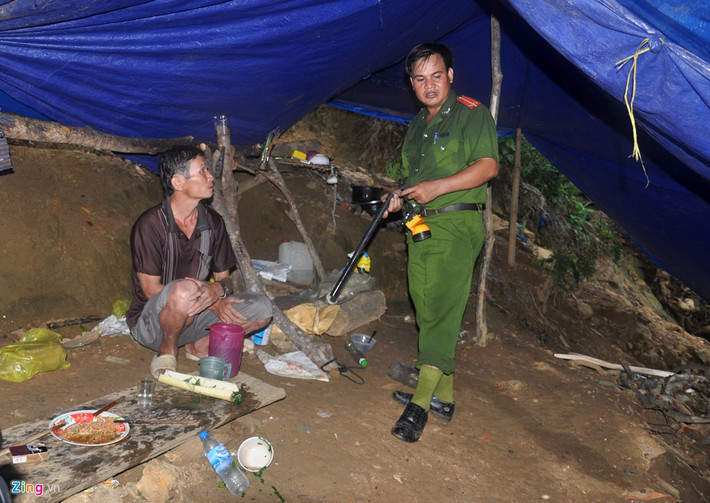 Tháng trước, Công an huyện Tây Trà cũng đã huy động lực lượng truy quét san lấp hơn 40 hầm khai thác vàng, bắt giữ 10 người cùng phương tiện.