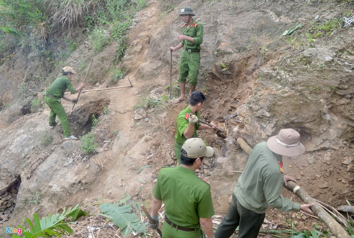 Thượng tá Đỗ Phi Hùng - Trưởng Công an huyện Tây Trà, cho biết sau thời gian tạm lắng, từ tháng 4 đến nay, một số nhóm " vàng tặc" quay lại địa phương lén lút khai thác vàng tại xã Trà Quân, Trà Thanh và Trà Khê.