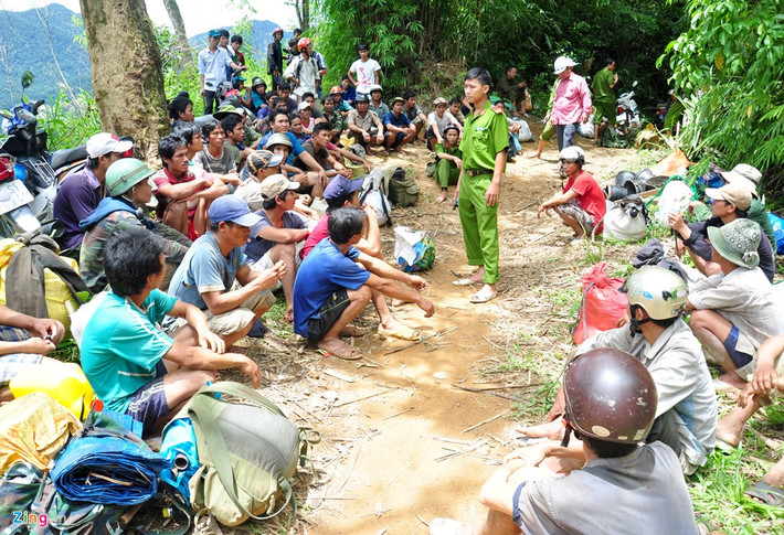 Theo lãnh đạo Công an huyện Tây Trà, năm 2007, nạn đào đãi vàng trái phép ở địa phương bắt đầu rộ lên. Giữa năm 2015, có thời điểm hàng trăm người từ khắp nơi đổ xô về đây khai thác vàng gây mất an ninh trật tự.