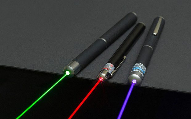 Phần lớn các loại bút laser đều sử dụng ánh sáng đỏ với bước sóng từ 630-670 nanomet. Còn những loại bút đắt tiền hơn một chút lại sử dụng ánh sáng xanh với bước sóng khoảng 532 nanomet. Phản xạ nhìn của mắt người phụ thuộc vào bước sóng, tức nếu nhìn tia laser có bước sóng 635nm thì thấy sáng hơn 10 lần so với tia laser có bước sóng 670nm.