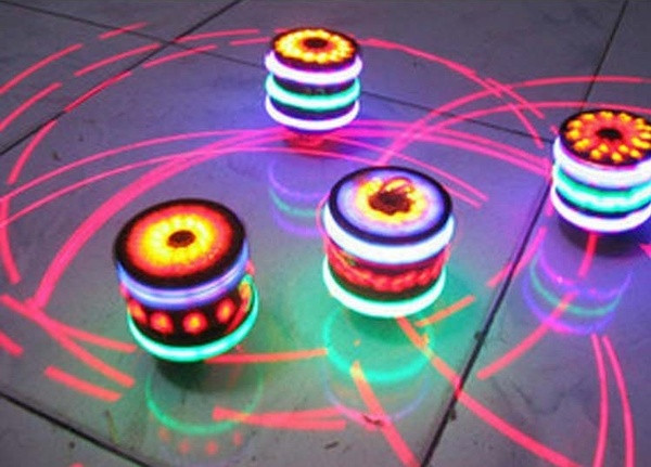 Ngoài bút laser thì tia laser còn được dùng trên một số đồ chơi trẻ em có phát sáng. Tuy nhiên cũng chỉ tia laser cấp độ 1 và 2 mới an toàn cho trẻ nhỏ và điều này thì không phải ai cũng kiểm chứng được. Vì vậy tốt hơn là không nên mua đồ chơi có đèn laser cho trẻ em để tránh ảnh hưởng đến mắt.