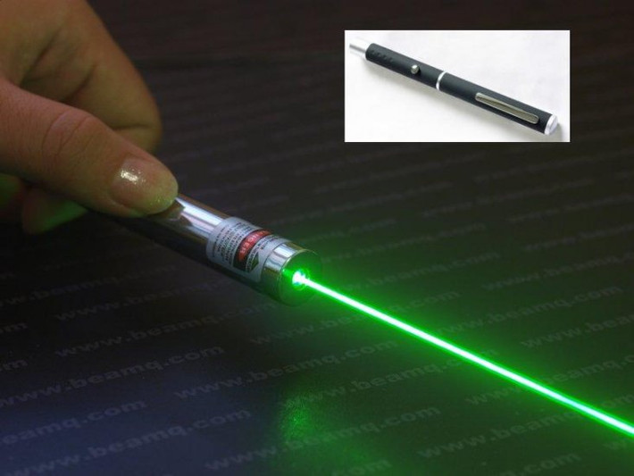 Tia laser xanh tuy tạo điểm tập trung tốt hơn tia laser đỏ nên được ưa chuộng hơn. Nhưng điều nguy hiểm là ở chỗ mắt người sẽ tự động chớp và quay đi khi bị ánh sáng chiếu vào nhưng ánh sáng xanh có bức xạ hồng ngoại cao hơn nên mắt người không tự động phản ứng như trên.