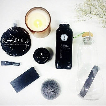 Cơ chế hoạt động của nó là loại bỏ đi những độc tố bám trên bề mặt than. Than hoạt tính không hấp thu vào cơ thể mà được thải ra ngoài qua đường ruột cùng với những độc tố bám trên nó. Thậm chí từ thế kỷ 19 đã có người từng uống thuốc độc kèm than hoạt tính mà không chết.