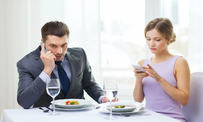 Hãy giải quyết vấn đề bằng cách nói rõ cảm xúc và mong muốn của mình đồng thời thể hiện rõ ràng rằng người kia không phải chịu trách nhiệm hay có nghĩa vụ với những cảm xúc và mong muốn đó nhưng bạn sẽ rất vui nếu nhận được sự trợ giúp.