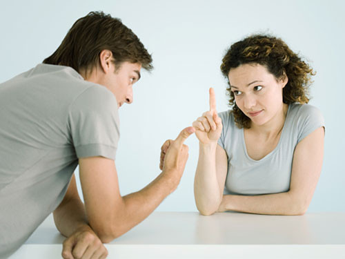 Điều bạn nên làm là trực tiếp đối mặt với vấn đề, đặt lòng tin hay chấp nhận tan vỡ. Cần nhìn nhận rõ ràng và trao đổi với nhau về việc cả hai cần làm gì để làm mối quan hệ trở nên tốt đẹp. Không nên dùng quà tặng để khỏa lấp đi những vấn đề tình cảm đằng sau.