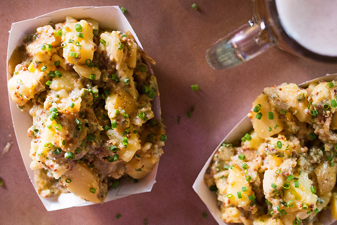 Bỏ qua cách làm salad khoai tây truyển thống, món salad khoai tây này được trộn với mù tạt, dấm và ớt cayen rồi rắc thêm một chút hành lá phi cho đẹp mắt. Món này có thể ăn ngay hoặc để tủ lạnh 1 ngày.