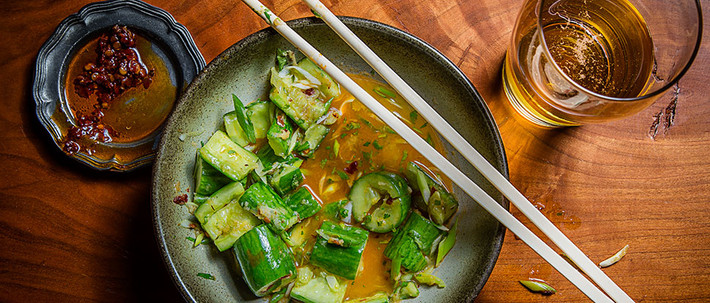 Nếu đã quá quen thuộc với món salad làm bằng dưa chuột thái lát, hãy cắt khúc dưa chuột khoảng 3cm rồi dùng dao đập dập rồi rưới nước sốt gồm dầu mè, gừng, dấm đường lên. Trước khi ăn rắc thêm một ít vỏ chanh và rau mùi.