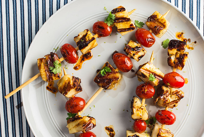 Phô mai và cà chua xiên nướng được làm bằng phô mai cừu halloumi của Hy Lạp và được xiên vào que cùng với cà chua bi rồi rắc thêm một chút lá bạc hà xé nhỏ và vỏ chanh.