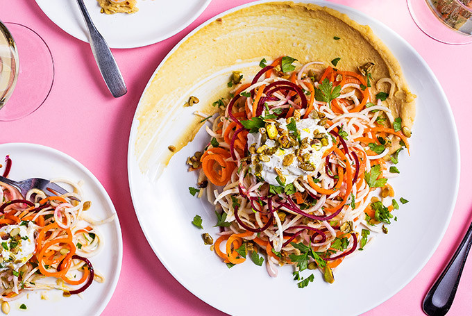 Salad rau củ được làm từ cà rốt, cần tây, củ cải đỏ thái hình xoắn ốc rồi nước sốt dầu giấm trước khi cho thêm một ít sữa chua Hy Lạp đã được thêm một chút muối lên mặt. Để món salad ăn kèm đồ nướng được giòn chỉ cần ngâm phần củ đã thái vào nước đá.