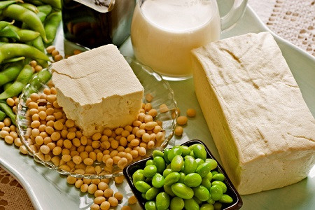 Đậu nành là một thực phẩm dinh dưỡng khác có thể tăng chiều cao vì chứa nhiều protein, folate, chất xơ, vitamin và carbonhydrat để phát triển sức khỏe toàn diện. Protein có trong đậu nành giúp tăng cường mật độ xương và tế bào để có thể tăng chiều cao cho bé. Lượng đậu nành cần thiết mỗi ngày từ 50-55g.