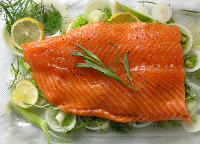 Các loại cá như cá hồi, cá ngừ là nguồn cung cấp vitamin và protein cần thiết để phát triển chiều cao. Vitamin D có trong cá còn giúp cơ thể hấp thu canxi từ các thực phẩm khác để xương phát triển.