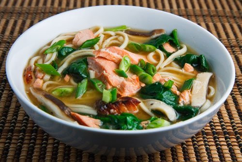 Chuẩn bị: Phi lê cá hồi rửa sạch, bỏ da, thái miếng. Nấm đông cô ngâm nở thái miếng, ngô bao tử thái miếng. Mì gạo ngâm cho nở.