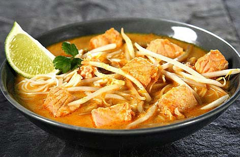 Đậy vung và nấu khoảng vài phút cho cá chín. Trong lúc đó, nấu chín mì gạo hoặc mì udon theo hướng dẫn. Nếu là bún thì lấy sẵn ra bát. Vớt cá hồi và nấm, ngô bao tử ra cho khỏi nát, chia đều ra bát. Sau cùng chan nước dùng và rắc lên vài cọng rau mùi cho thơm.