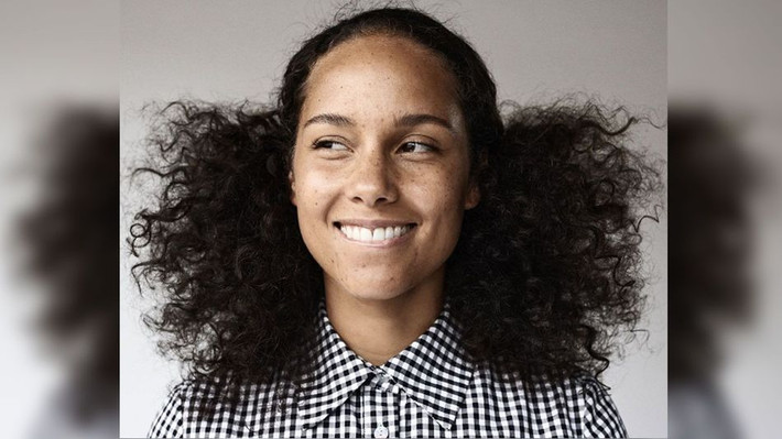 Mọi chuyện khởi nguồn từ cô ca sĩ nổi tiếng người Mỹ Alicia Keys với một bài luận cá nhân mang tên “Giá trị của phụ nữ” với nội dung những gì đáng quý nhất thuộc về một người phụ nữ không thể hiện qua lớp mỹ phẩm trên mặt.