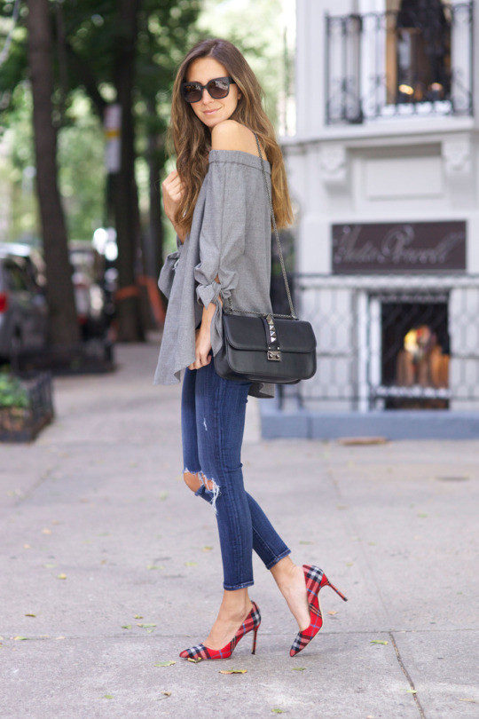 Áo trễ vai rất hợp với quần jean. Bạn có thể chọn áo trễ vai dáng xuông bỏ ngoài quần jean, kết hợp thêm một đôi giày kẻ caro ấn tượng.