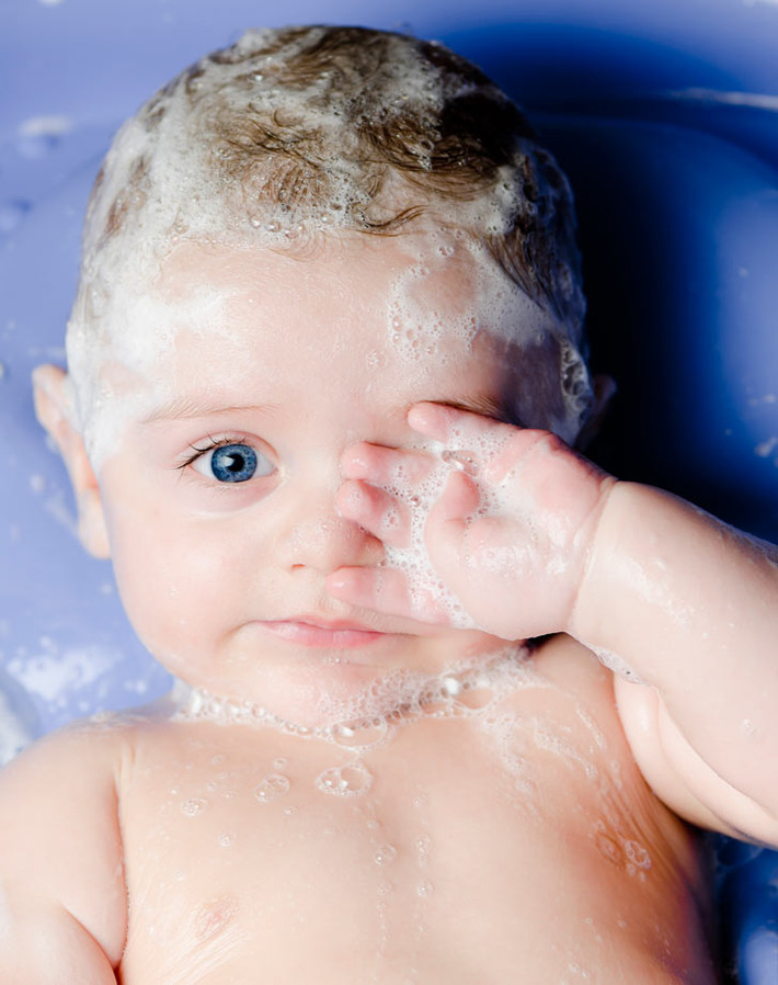 Dầu gội trẻ em: Nếu có con nhỏ hãy thử dùng vài giọt dầu gội trẻ em để làm sạch lớp trang điểm. Dầu gội trẻ em được sản xuất dành cho làn da nhạy cảm của em bé nên rất dịu nhẹ với da và mắt của người lớn.