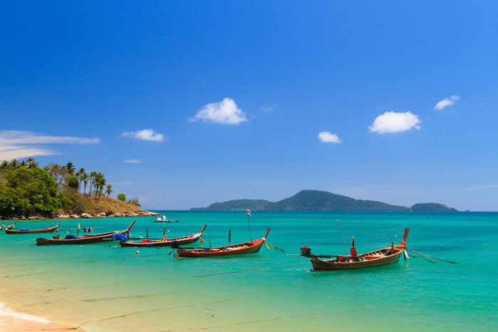 Nếu bạn cảm thấy sợ khi đi máy bay thì cảm giác chính là kẻ thù của bạn. Bạn sẽ bắt đầu tưởng tượng ra cảnh máy bay rơi và tự hỏi cánh máy bay có rơi không hoặc sẽ có chuyện gì xấu sẽ xảy ra? DỪNG suy nghĩ về những vấn đề này!! Hãy quên đi những suy nghĩ tiêu cực bằng cách nghĩ đến những nơi mà bạn sẽ đặt chân đến và bạn sẽ làm gì khi bạn ở đó.