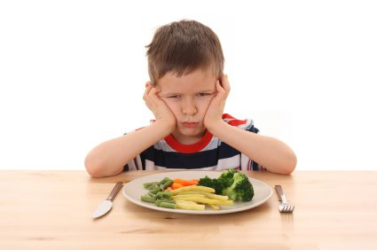 Rất nhiều tổ chức y tế lớn trên thế giới đều cho rằng cha mẹ chỉ nên quyết định trẻ ăn gì, khi nào và tại đâu, còn trẻ sẽ tự quyết định ăn bao nhiêu và có ăn hay không. Điều này không chỉ giúp trẻ tự điều chỉnh bản thân và tự tin với việc ăn uống mà còn khiến thời gian ăn uống dễ chịu hơn, từ đó trẻ sẽ dần chấp nhận thức ăn theo khả năng của chúng.