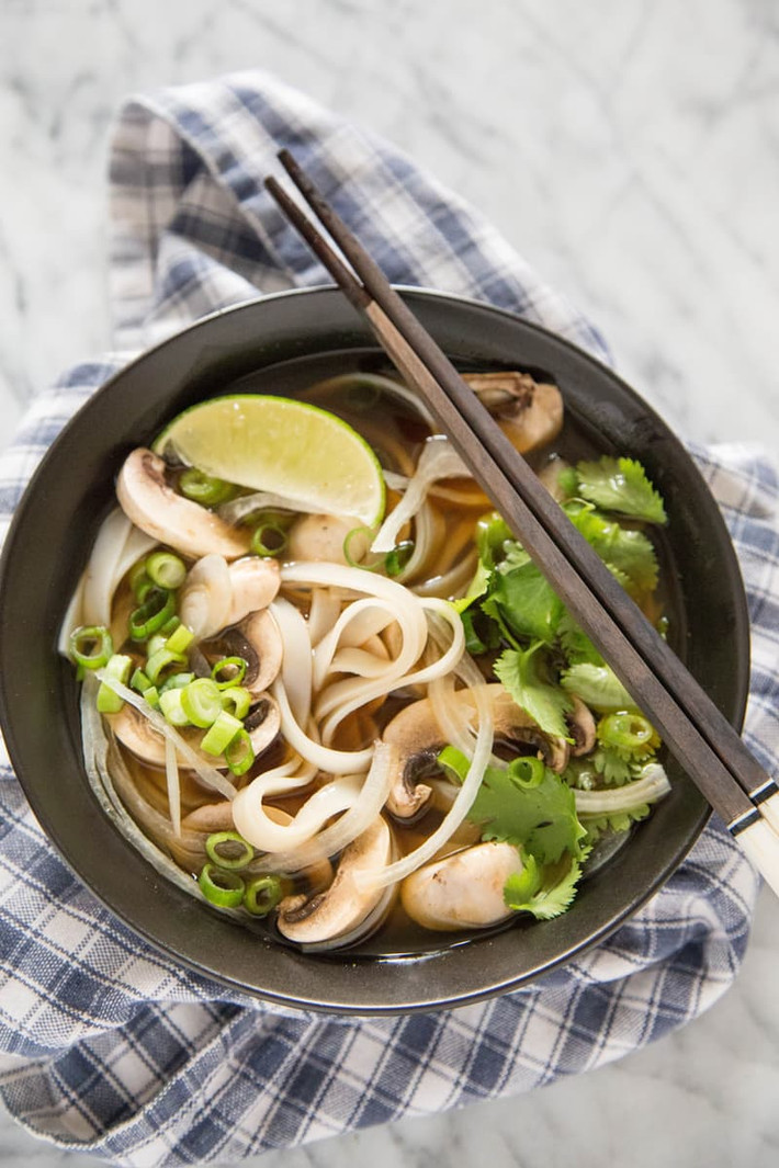 Lấy bánh phở vào bát rồi để các nguyên liệu đậu, rau, nấm lên trên và chan nước dùng. Khi ăn vắt một chút chanh và thêm vài lát ớt cho dậy vị. Có thể ăn kèm với một số loại rau như giá, húng tùy khẩu vị.