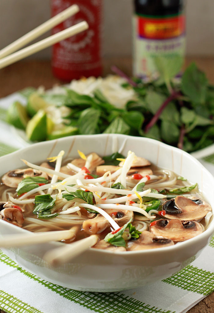 Đậu phụ cắt miếng mỏng, các loại rau và nấm chần qua nước sôi. Tất cả những thứ này có thể không cần ướp gia vị hoặc nếu có chỉ ướp một chút để không át đi mùi nước dùng.