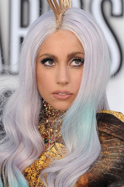 Lady Gaga luôn gây sốc bằng những điều kì dị, kể cả tẩy trang. Nữ ca sĩ này không dùng kem tẩy trang bình thưởng mà dùng băng dính để làm sạch mỹ phẩm trang điểm trên mắt.