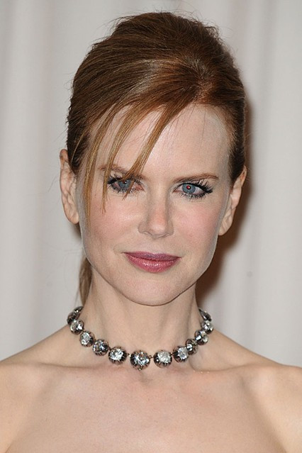 Nicole Kidman nổi tiếng với mái tóc đỏ rực của mình nhưng ít ai biết rằng cô chăm sóc tóc bằng cách dùng nước ép quả mâm xôi bôi lên tóc sau khi gội đầu để hàn gắn các biểu bì tóc và làm bóng tóc đồng thời để mái tóc có màu đẹp hơn.
