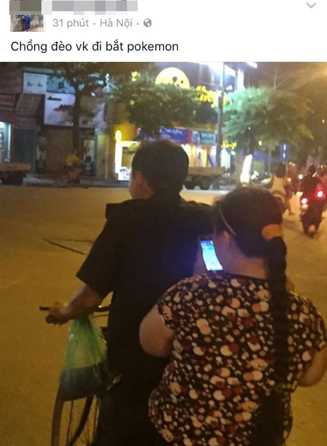 Cũng trong câu chuyện đi bắt Pokemon này, thành viên Giang Nguyễn đăng tải trên trang cá nhân bức ảnh với dòng chia sẻ: "Chồng đèo vợ đi bắt Pokemon".