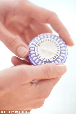 Đây là hai yếu tố dẫn đến lượng serotonin, một hoạt chất trong não, bị giảm xuống làm các mạch máu não co lại rồi giãn ra liên tục gây đau đầu. Serotonin còn ảnh hưởng đến những cơn đau hệ thống và serotonin càng giảm thì cơn đau càng nhiều. Sự thay đổi hormone khi phụ nữ chuẩn bị mãn kinh và sau khi mãn kinh cũng làm nhiều phụ nữ bị đau đầu. Tệ hơn là giai đoạn này có thể kéo dài tới 20 năm sau khi phụ nữ đã mất hẳn kinh nguyệt.