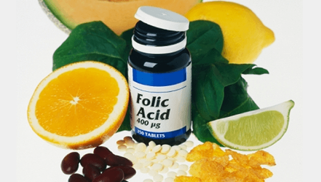 Quá trình này có thể sẽ không được hoàn thiện nếu thiếu axit folic, dẫn đến dị tật bẩm sinh ở hệ thần kinh trung ương như nứt đốt sống. Nếu trong gia đình có tiền sử dị tật ống thần kinh như nứt đốt sống thì bác sĩ cần cho uống bổ sung 5mg axit folic/ngày (tương đương 5.000 microgram). Phụ nữ bị tiểu đường hoặc đang uống thuốc chống động kinh thì cần bổ sung thêm nhiều axit folic.