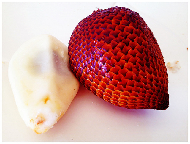 Salak là một cây thuộc họ nhà cọ với vỏ ngoài giống như da rắn nên còn được gọi là quả da rắn. Quả lạ có vị chua ngọt giống như dứa.