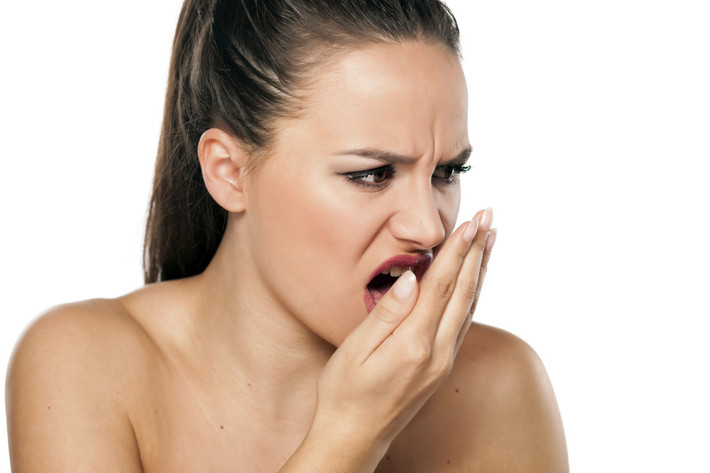 Tỏi làm hơi thở bạn có mùi hôi vì khi ăn tỏi, một enzyme có tên gọi allyl methyl sulfide được tiết ra khiến tỏi bền mùi tới 24 giờ. Lúc này nước chanh sẽ có tác dụng trung hòa các enzyme gây mùi khiến tình trạng hôi miệng hết ngay lập tức.