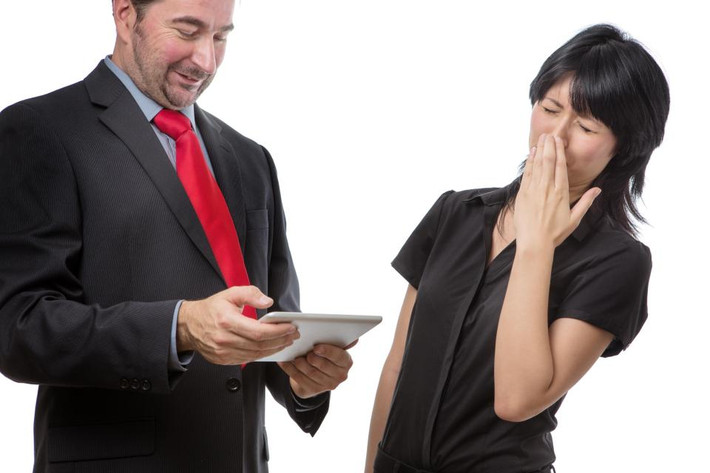 Điều đầu tiên bạn cần biết để xử lý hơi thở có mùi là tìm hiểu điều gì đang xảy ra. Có 3 dạng hôi miệng là: hôi do thực phẩm, hôi do vi khuẩn và hôi do bệnh tật. Dù bạn chăm sóc răng miệng tốt như thế nào thì hành, tỏi cũng sẽ phảng phất vài tiếng đồng hồ sau khi ăn xong. Tuy nhiên mùi này có thể ngụy trang bằng kẹo cao su, kẹo bạc hà hoặc nước súc miệng.