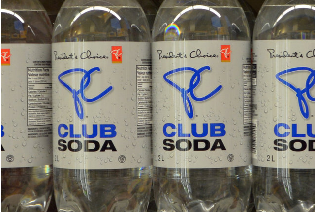 Soda cũng có tác đụng làm sạch vết bẩn do rượu vang đỏ. Chỉ cần lấy soda đổ từ mặt sau sang mặt trước của vải rồi dùng khăn thấm sạch. Bọt soda sẽ sẽ có tác dụng đẩy màu đỏ ra khỏi vải.