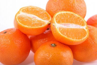 Quả cam chứa folate, vitamin C và chất xơ, tất cả những thành phần này đều góp phần rất quan trọng trong một chế độ ăn kiêng khỏe mạnh để giảm cân. Vitamin C giúp cho việc tập luyện hiệu quả hơn, chất xơ hấp thu nước khiến bụng no. Quả cam còn không hề chứa chất béo và chứa rất ít calo. Nên tránh uống nước cam tiệt trùng vì không chứa nhiều dưỡng chất như cam tươi và còn chứa nhiều chất bảo quản và đường.